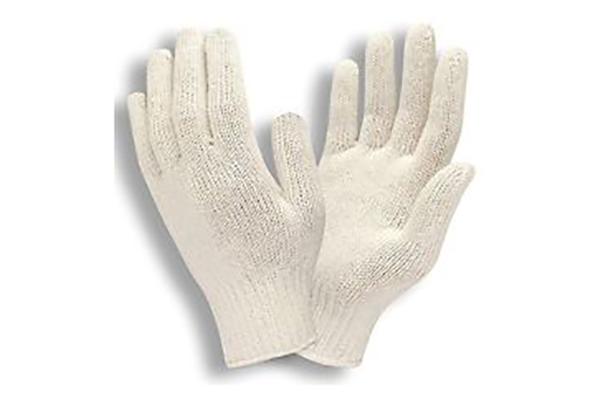 white knitted gloves